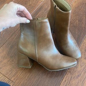 UNIVERSAL THREAD BOOTIE